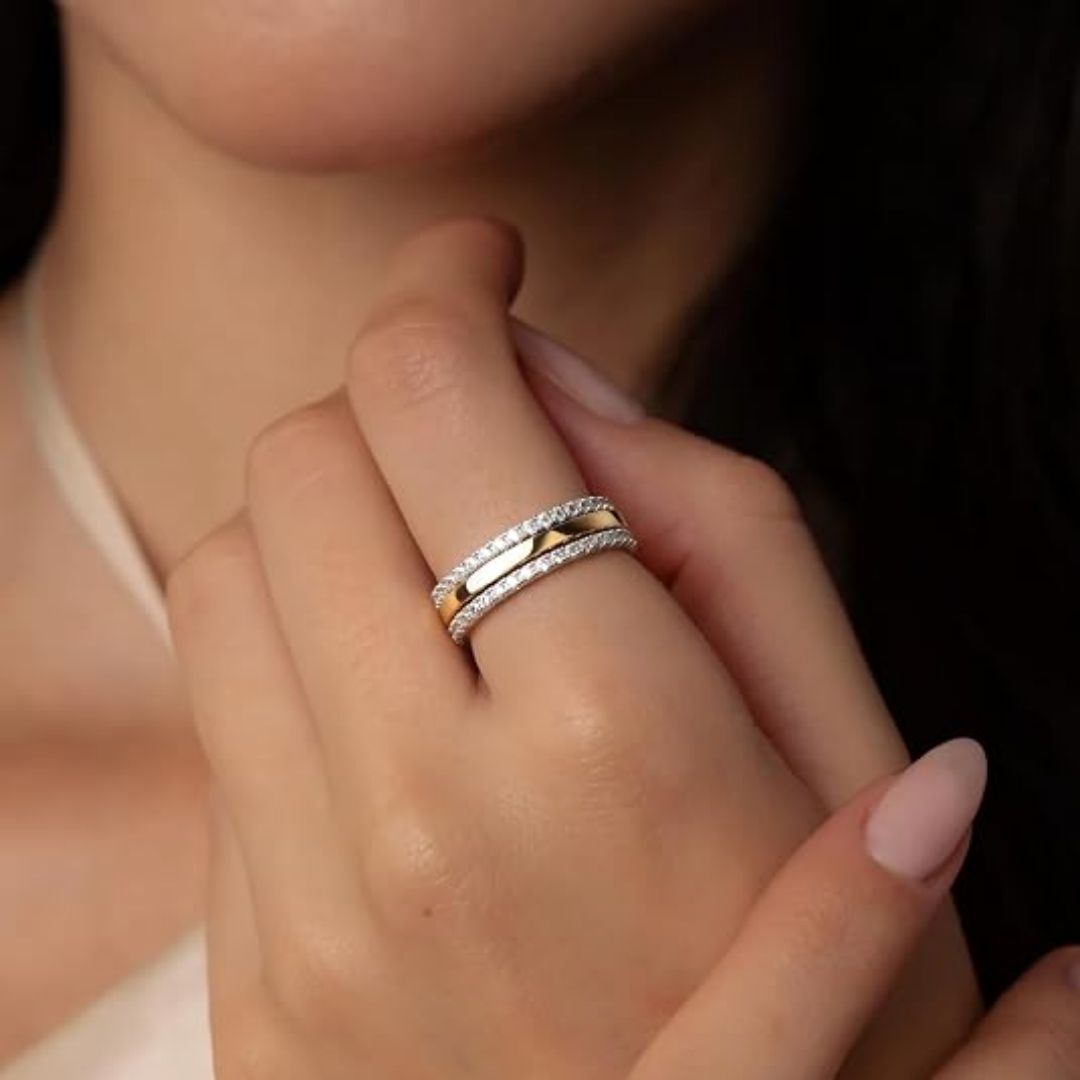 Solstrimma – Elegant guldring med glittrande kristallkanter