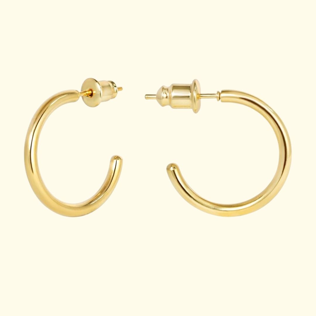 Guldcykel – Minimalistiska och eleganta hoop-örhängen i guldton