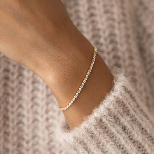 Guldstrimma – Klassiskt tennisarmband med gnistrande kristaller i guldton