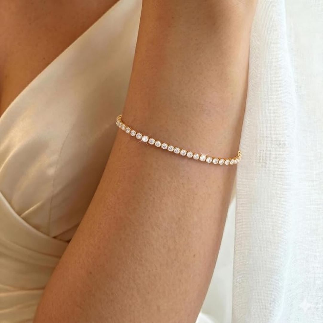 Guldstrimma – Klassiskt tennisarmband med gnistrande kristaller i guldton