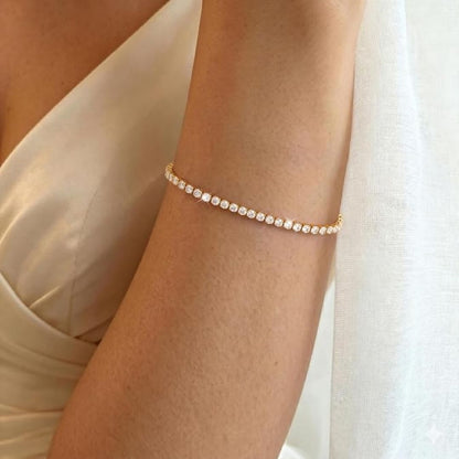 Guldstrimma – Klassiskt tennisarmband med gnistrande kristaller i guldton